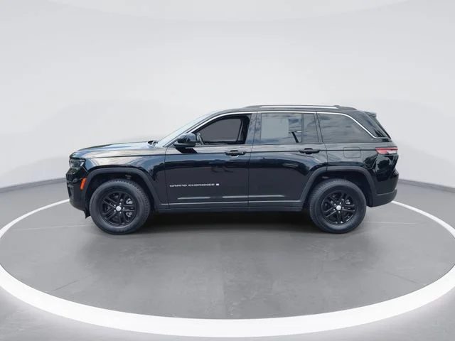 Used 2023 Black Jeep Laredo image 5