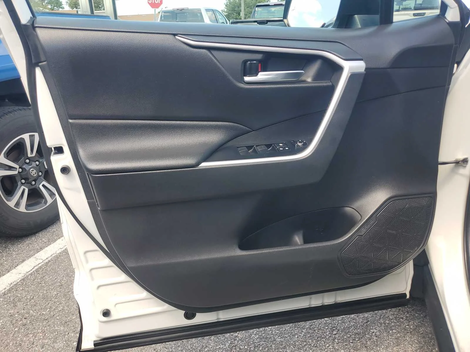 Used 2020 Super White White Toyota XLE image 25