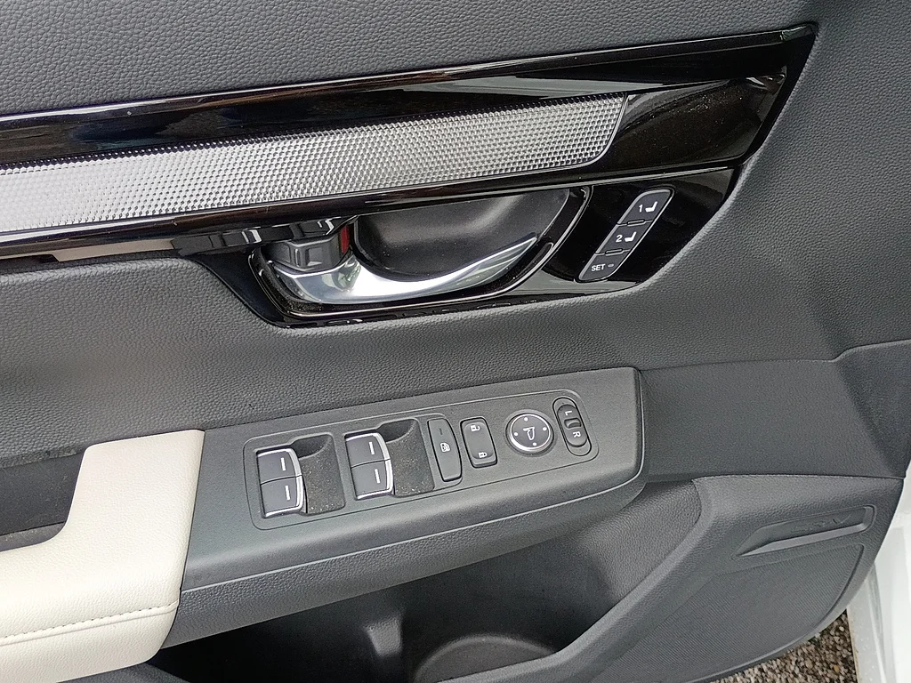 Certified Used 2025 WHITE Honda EX-L image 17