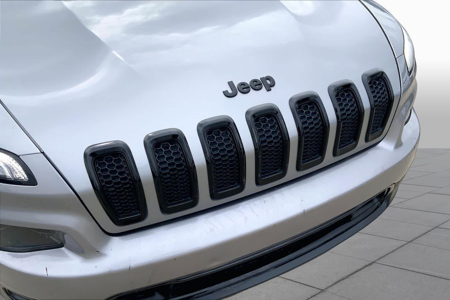 Used 2016 Billet Silver Metallic Clearcoat Jeep Altitude image 30