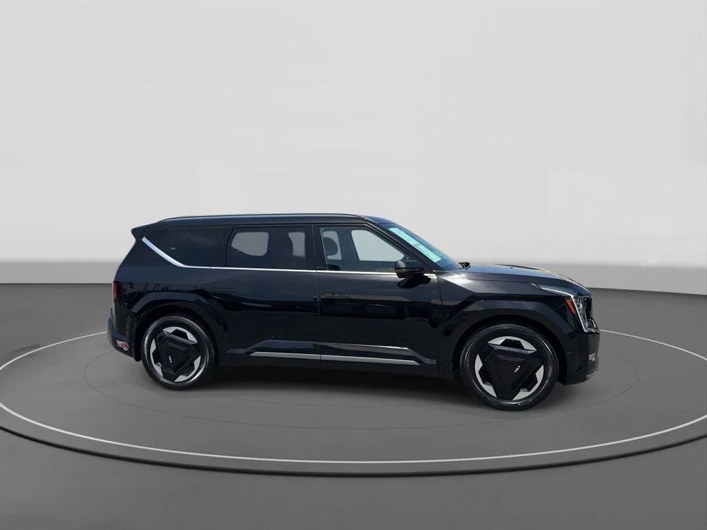 Used 2024 Aurora Black Pearl Kia Land image 4