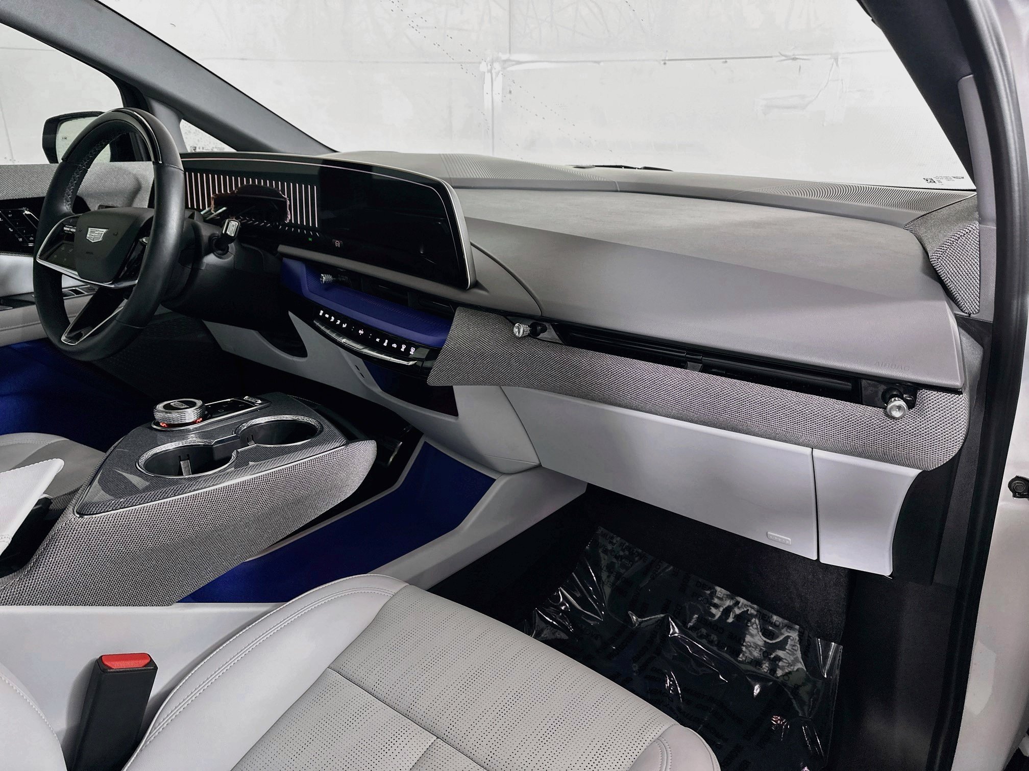 Used 2025 Crystal White Tricoat Cadillac Luxury image 29