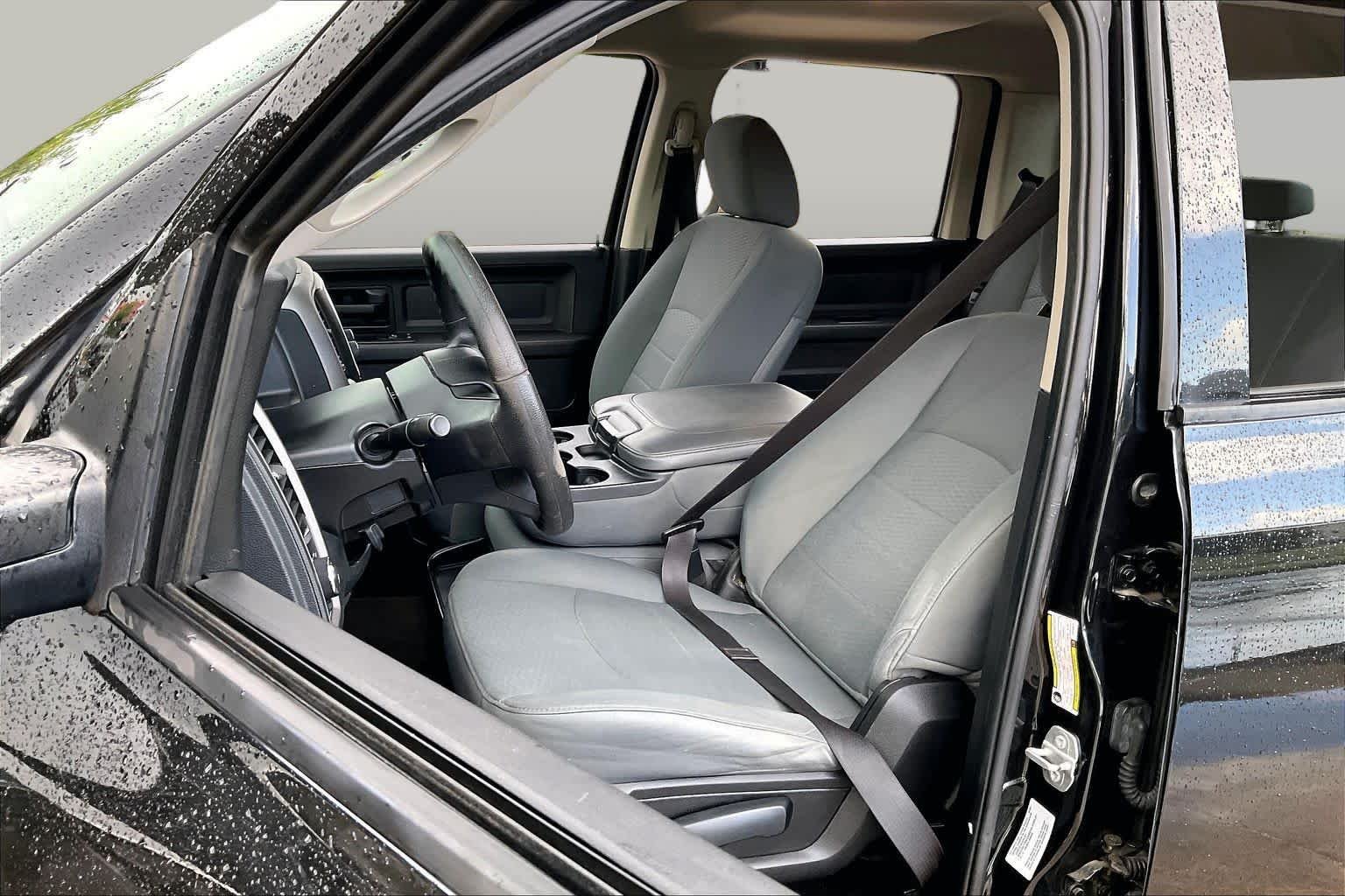 Used 2016 Brilliant Black Crystal Pearlcoat Ram Express image 8