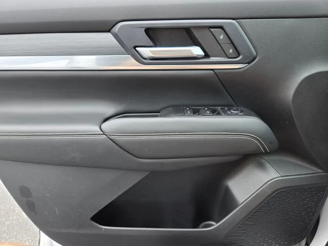 Used 2025 White GMC Elevation image 35