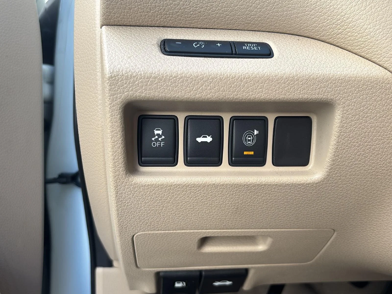 Used 2014 Pearl White Nissan 2.5 SV image 16