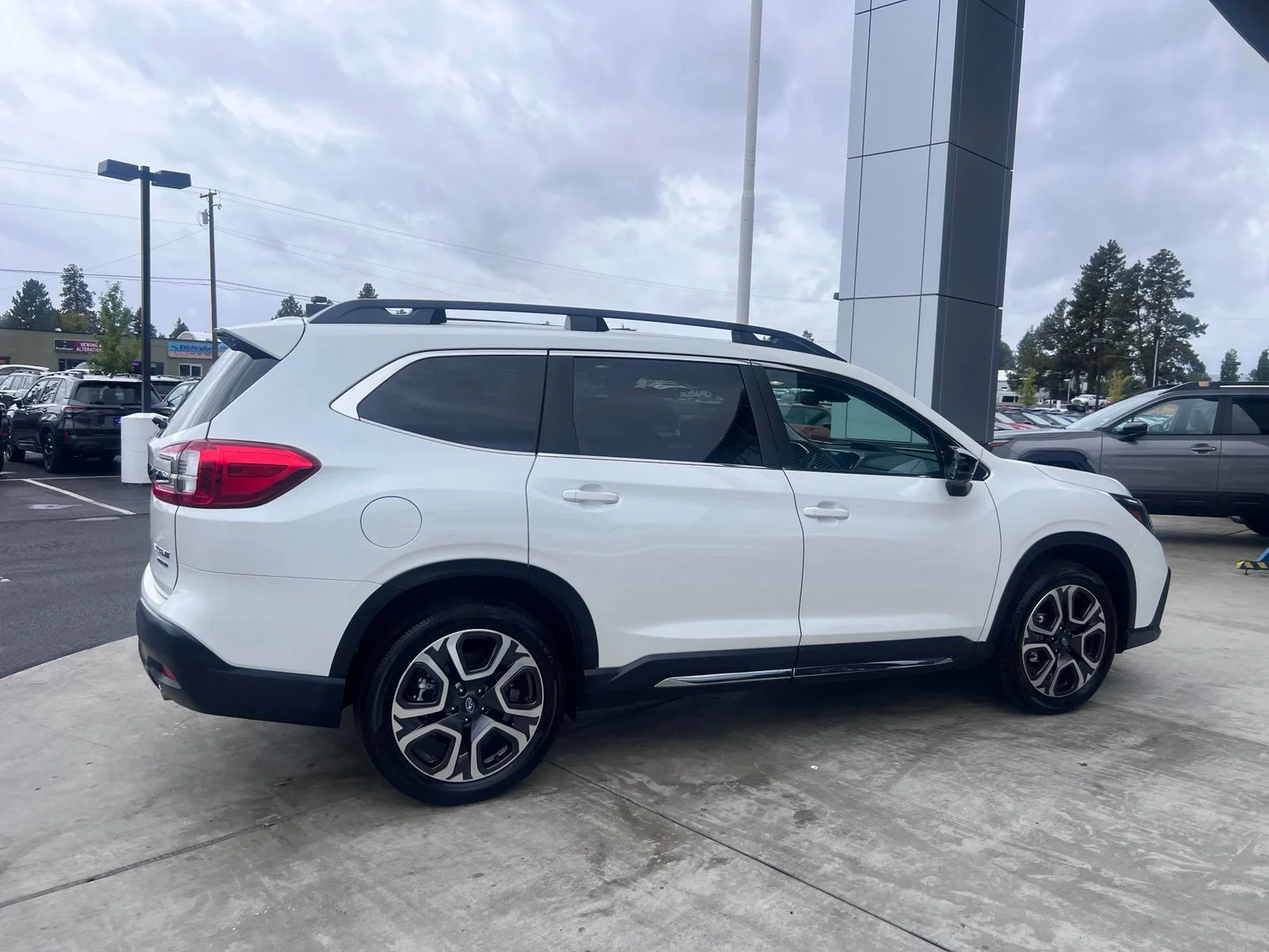 Used 2025 Crystal White Pearl Subaru Limited image 5
