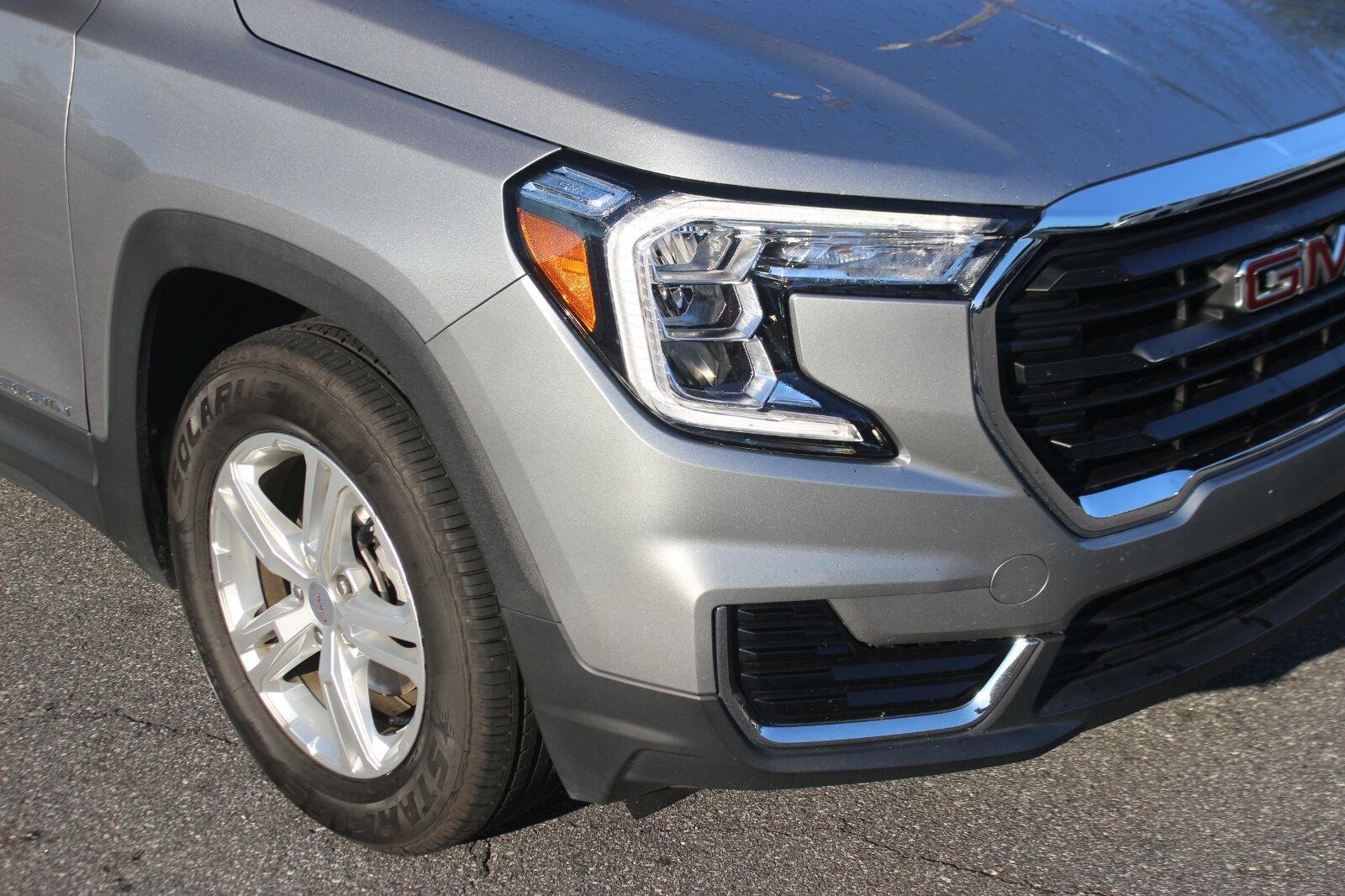 Used 2024 Sterling Metallic GMC SLE image 9