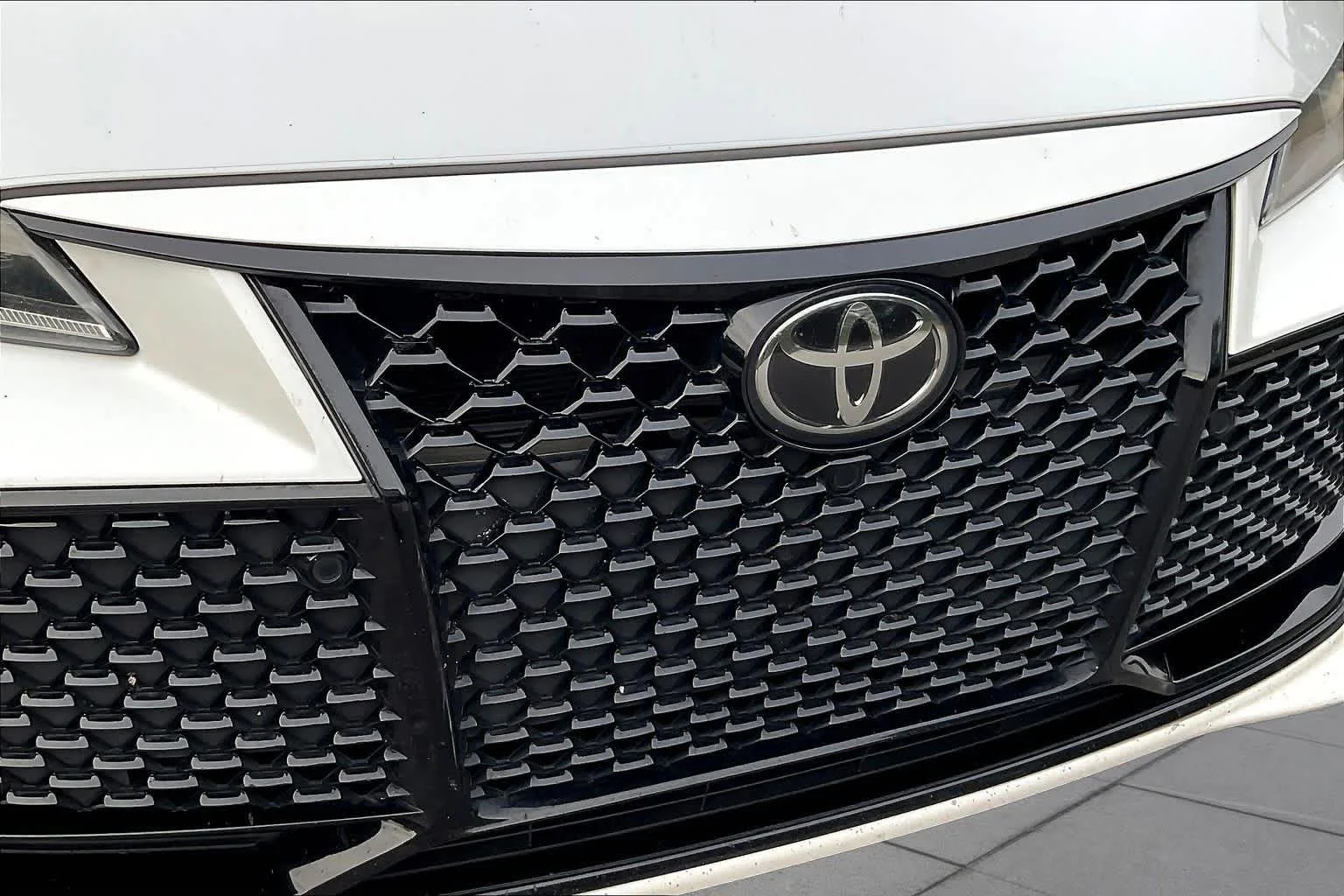 Used 2019 Wind Chill Pearl Toyota Touring image 30