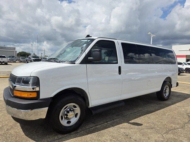 Used 2025 Summit White Chevrolet LT image 9