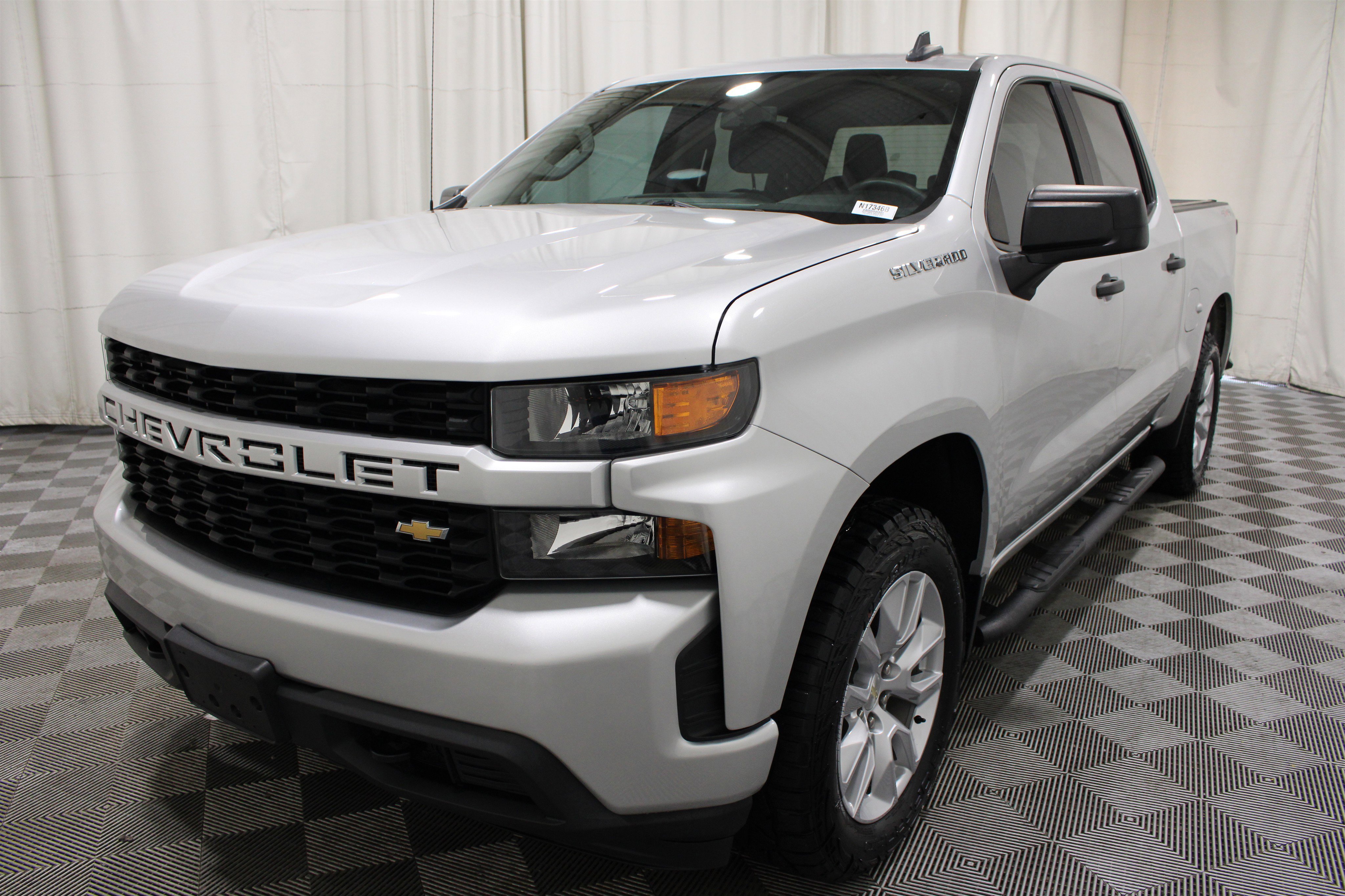 Used 2021 Silver Ice Metallic Chevrolet Custom image 31