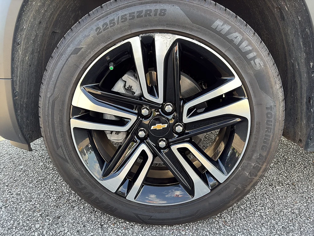 Used 2025 Crimson Metallic Chevrolet  image 9