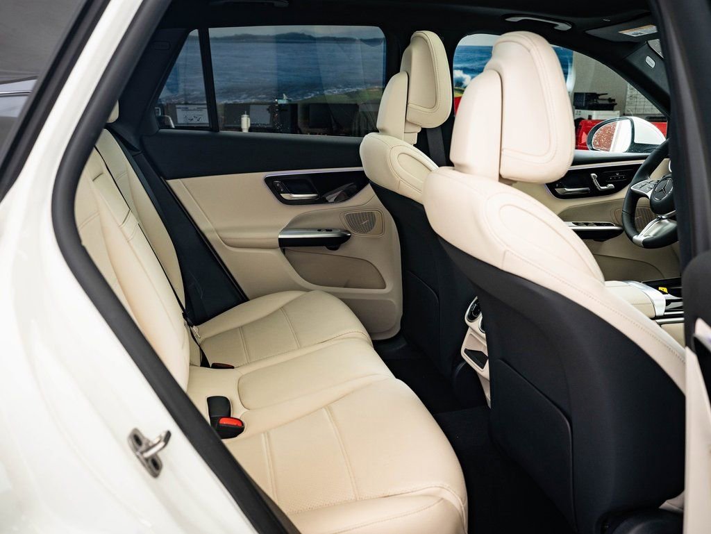 Used 2025 Polar White Mercedes-Benz GLC 300 image 36