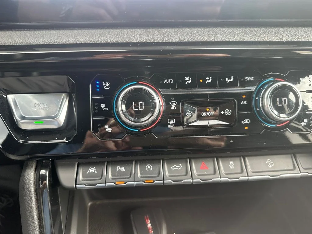 Used 2025 White GMC AT4 image 13