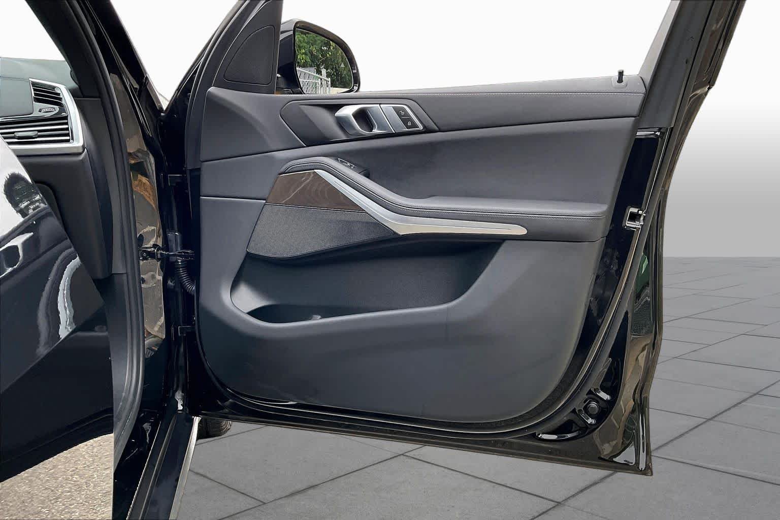 Used 2022 Black Sapphire Metallic BMW xDrive40i image 22