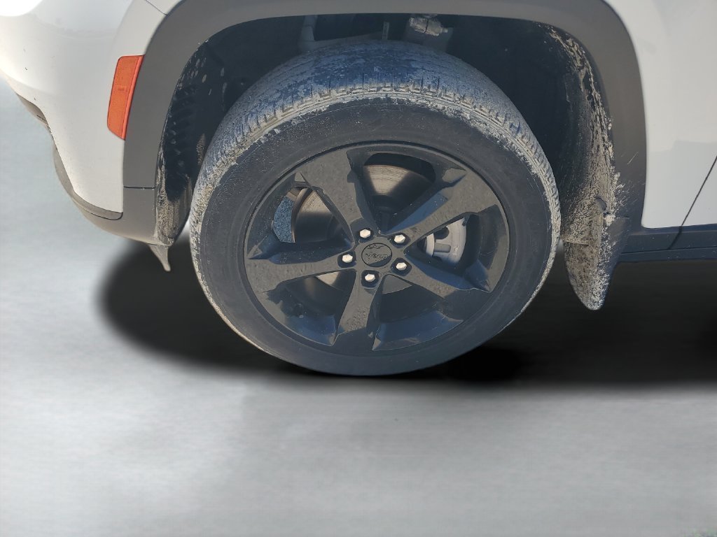 Used 2022 White Jeep Altitude image 25