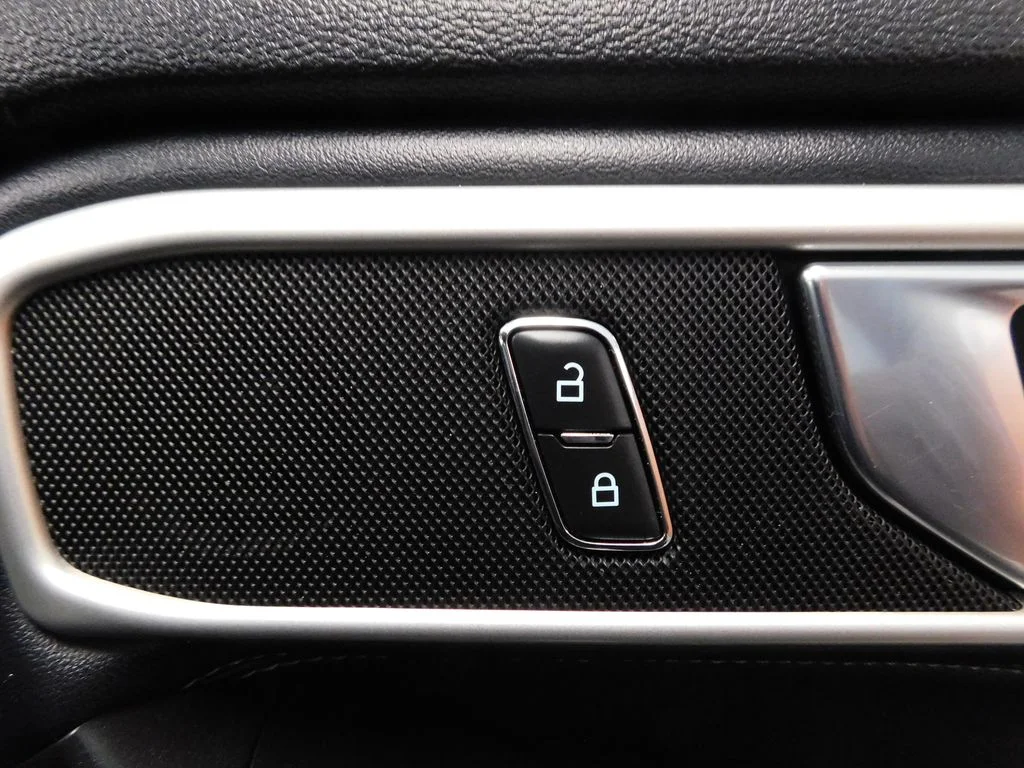 Used 2020 Agate Black Metallic Ford XLT image 46