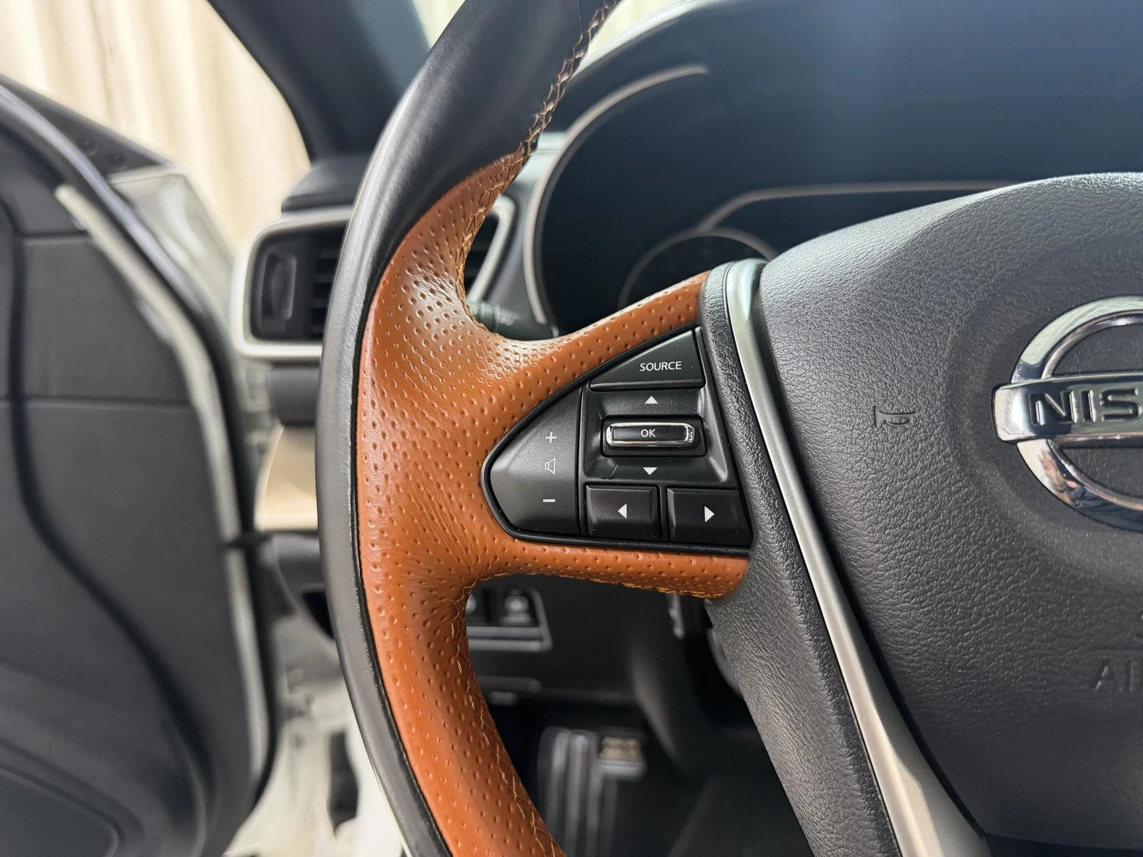 Used 2019 Pearl White Tricoat Nissan Platinum image 14