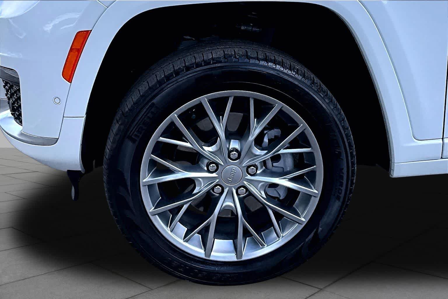 Used 2024 Bright White Clearcoat Jeep Summit image 11
