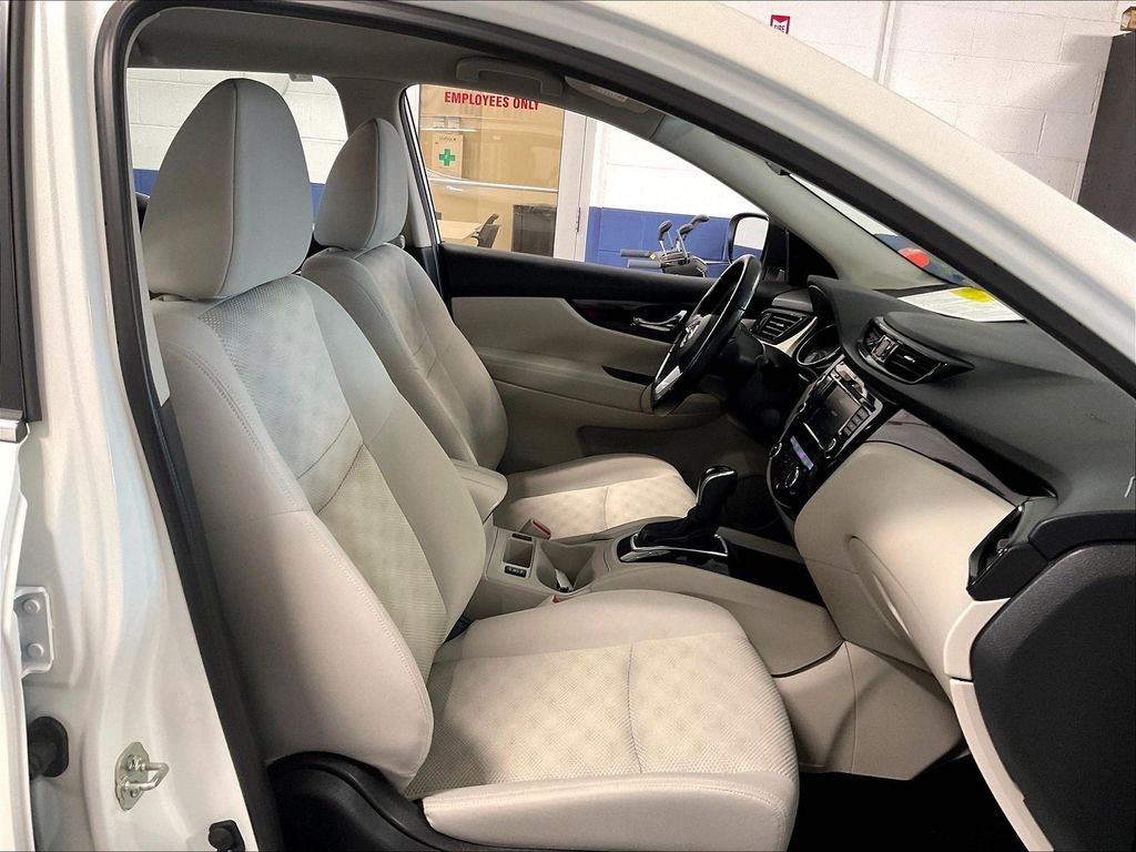 Used 2022 White Nissan SV image 11