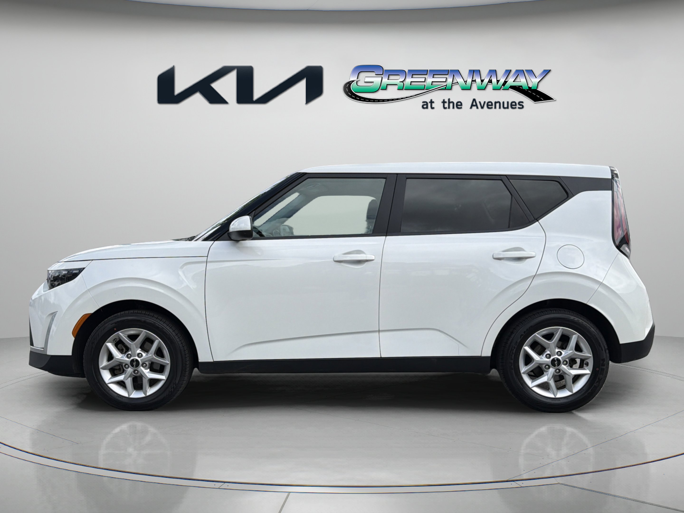 Used 2024 Snow White Pearl Kia LX image 3