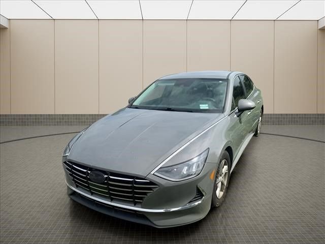 Used 2023 Gray Hyundai SE image 2