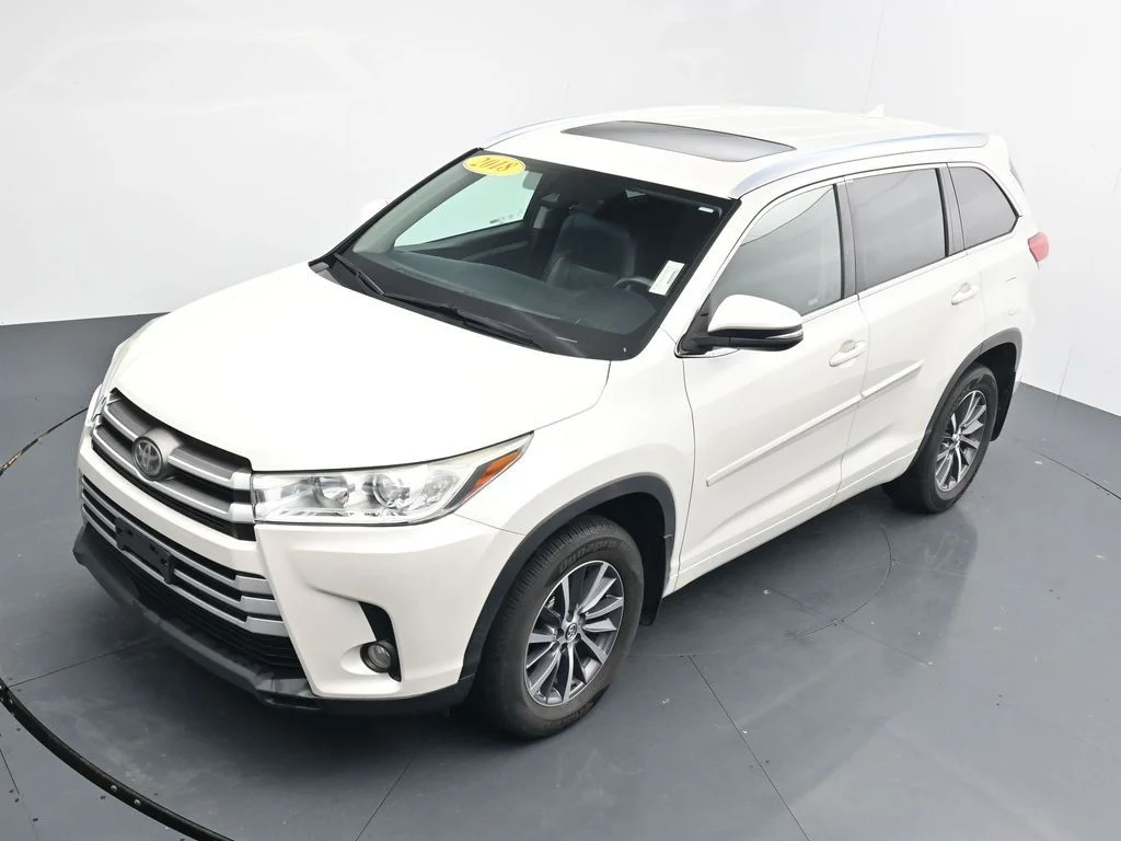 Used 2018 White Toyota XLE image 26
