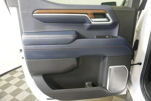 Used 2022 Iridescent Pearl Tricoat Chevrolet High Country image 36