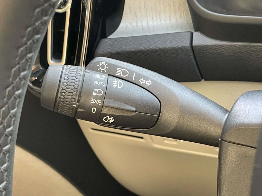 Used 2022 Glacier Silver Metallic Volvo Inscription image 12