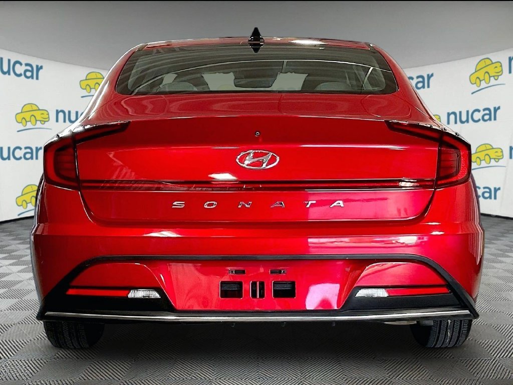 Used 2022 Red Hyundai SE image 5