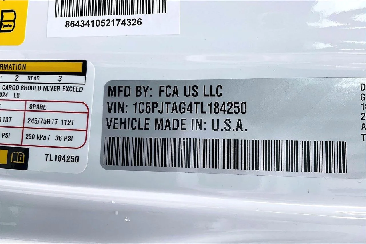 New 2026 Bright White Clear-Coat Exterior Paint Jeep Sahara image 31