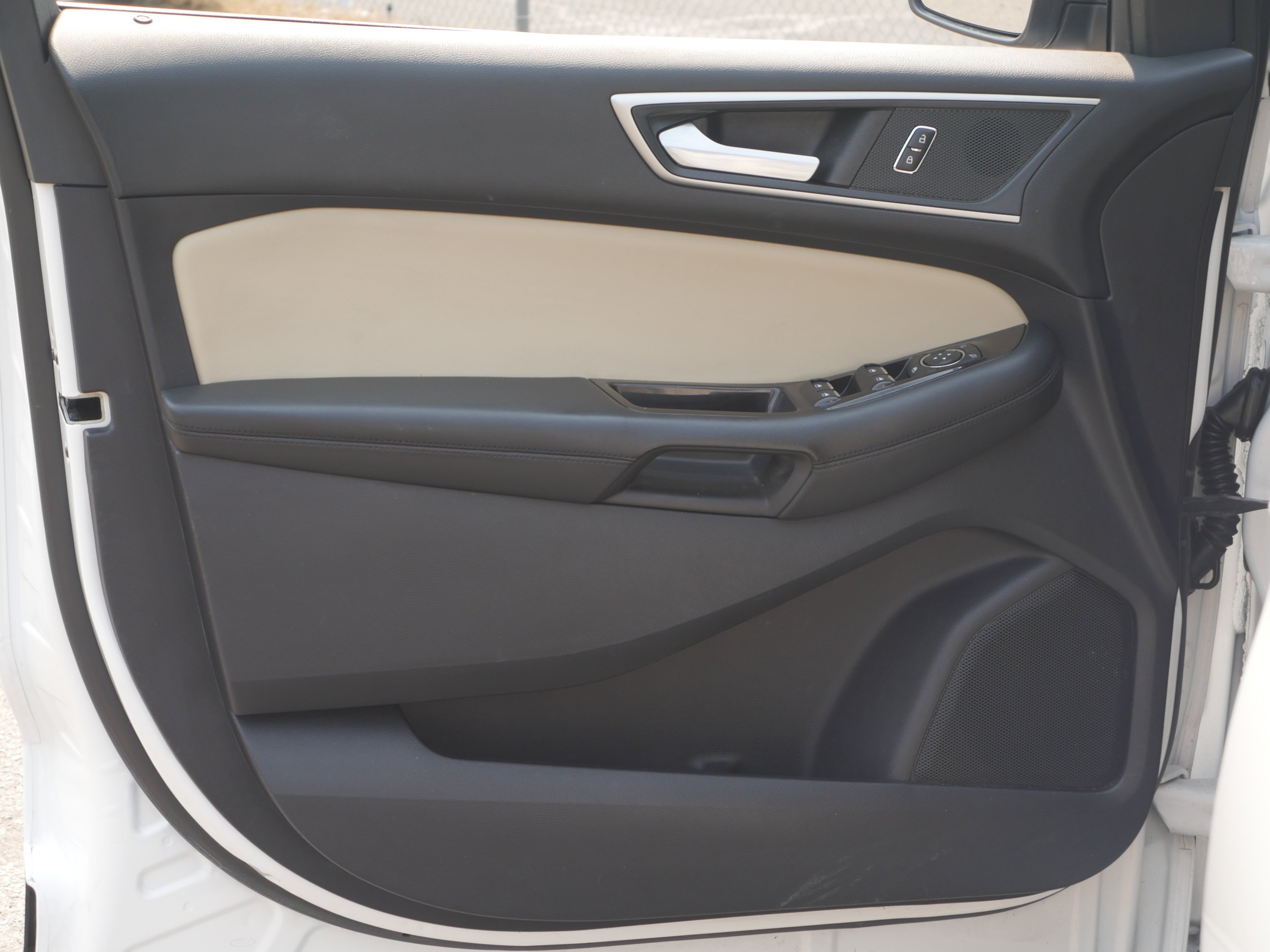 Used 2019 White Platinum Clearcoat Metallic Ford SEL image 35