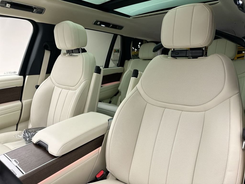 New 2026 Santorini Black Land Rover SE image 10