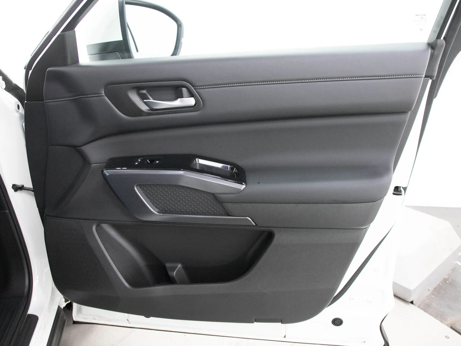 Used 2023 Pearl White Tricoat Nissan SL image 12