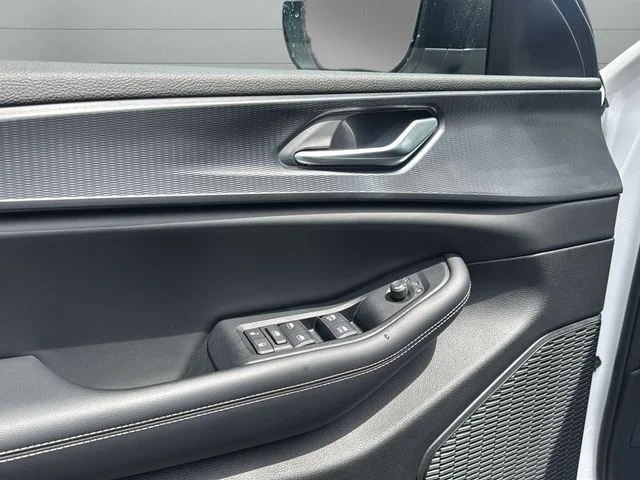Used 2023 White Jeep Laredo image 9