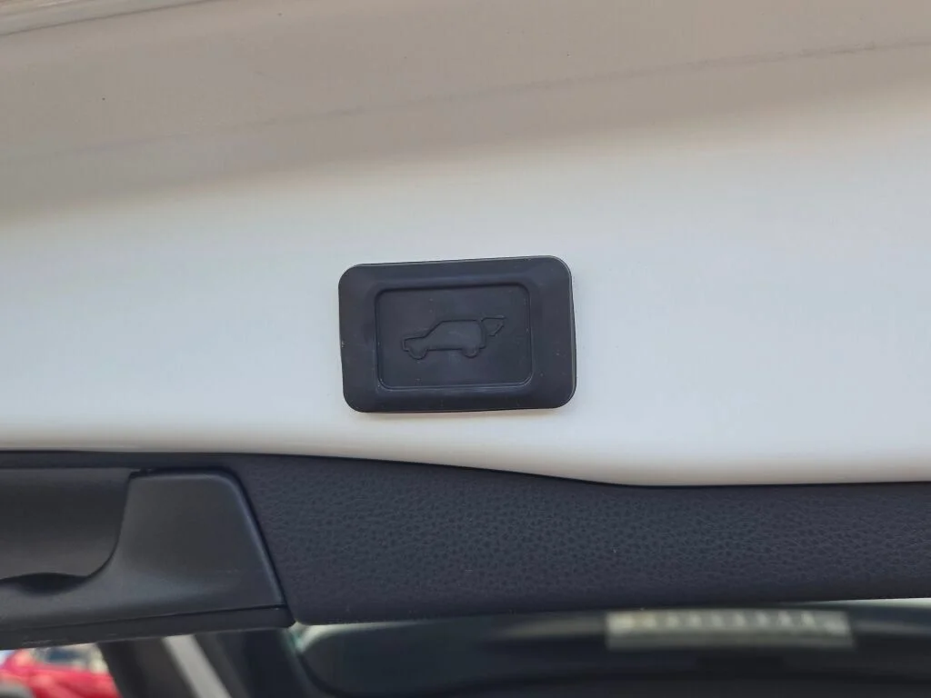 Used 2019 White Toyota XLE image 18