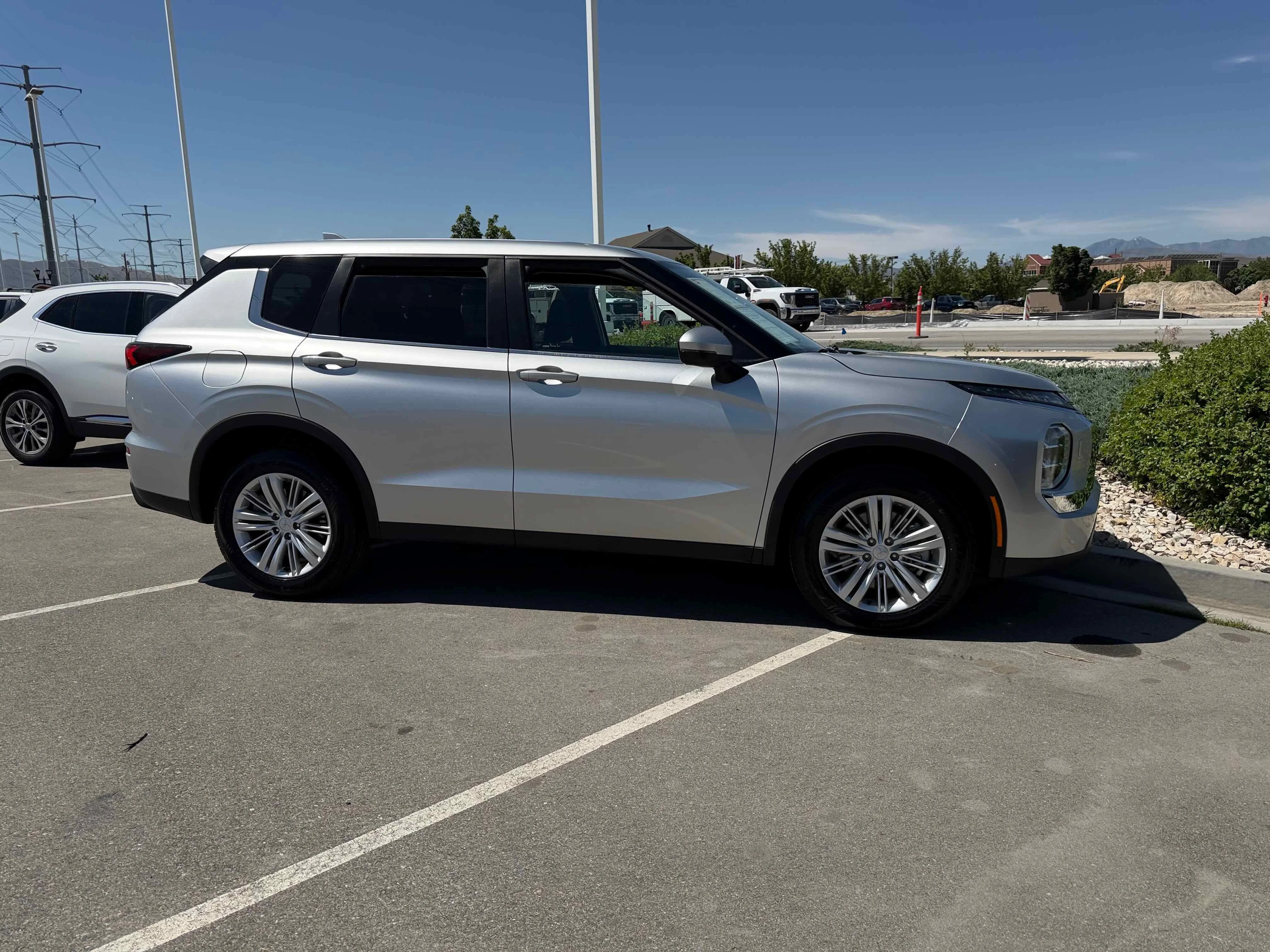 Used 2024  Mitsubishi ES image 8