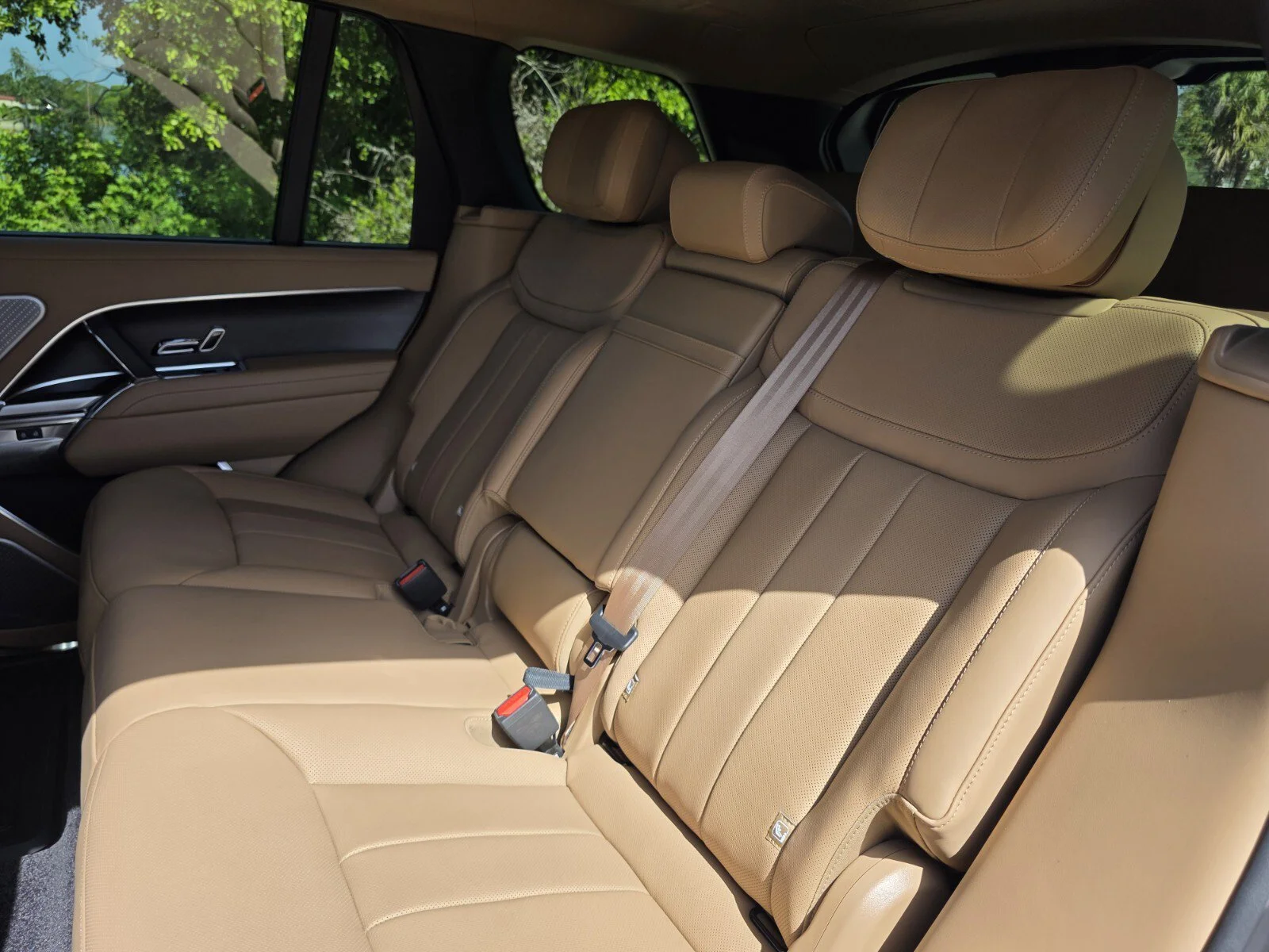 New 2026 Obsidian Black SV Bespoke Ultra Metallic Satin Land Rover P530 Autobiography image 13
