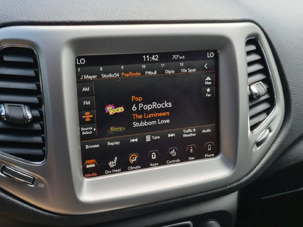Used 2018 White Jeep Latitude image 18
