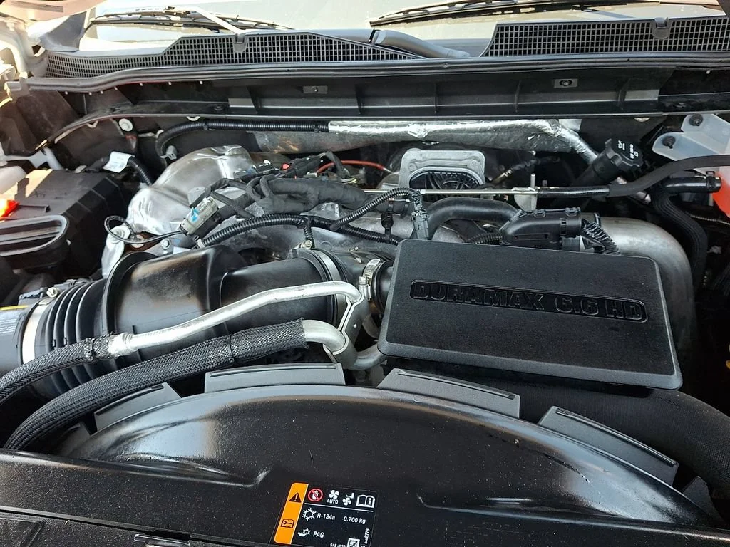 Used 2025 Summit White Chevrolet LT image 30