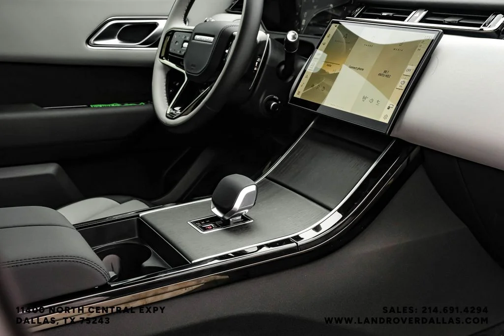 New 2026 Ostuni Pearl Wht Prem Met Land Rover Dynamic SE image 22