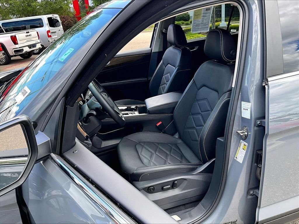 Used 2025 Gray Volkswagen 2.0T SE w/Technology image 10