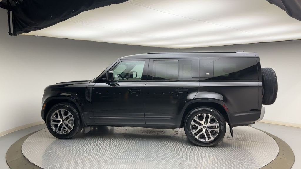 Used 2024 Santorini Black Metallic Land Rover S image 5