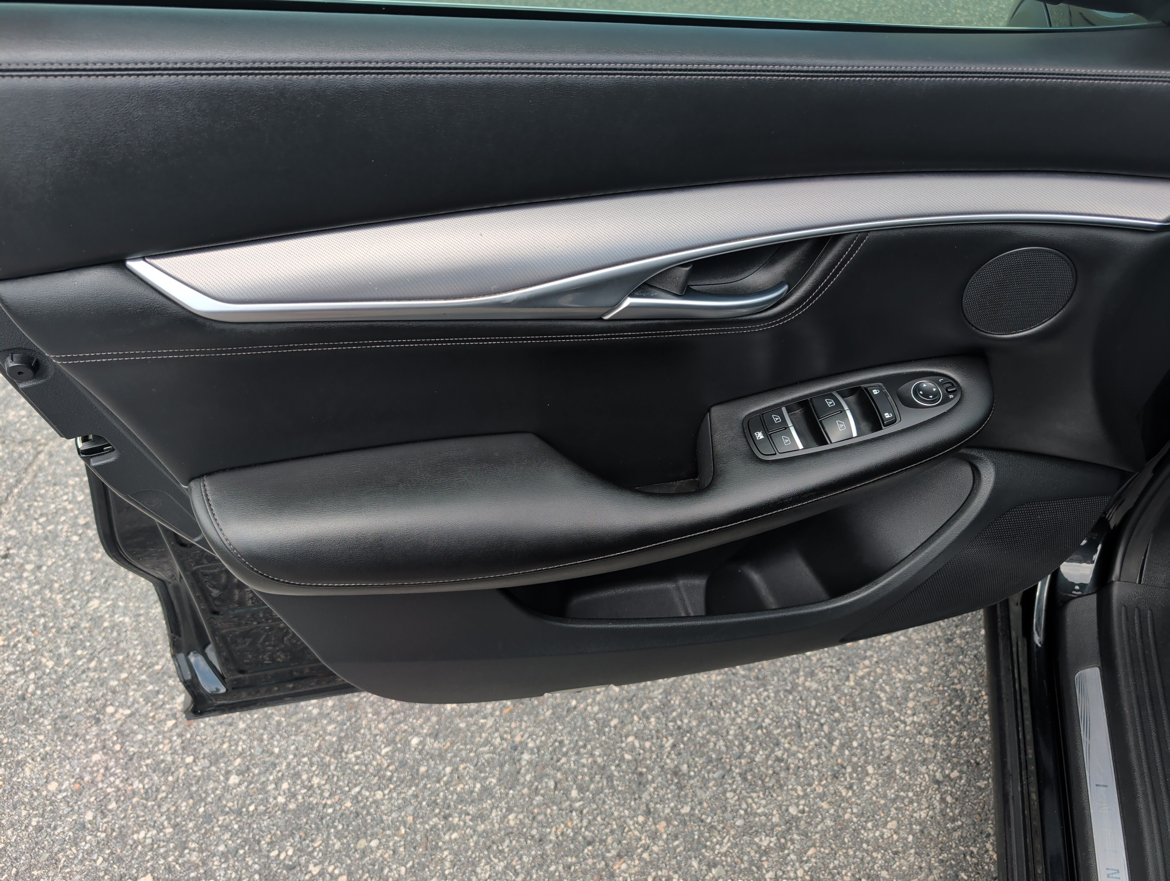 Used 2022 Mineral Black INFINITI LUXE image 16
