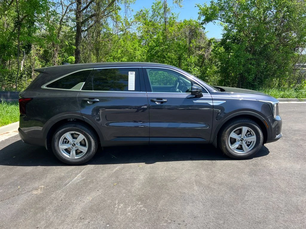 2025 Kia Sorento LX - Photo 8