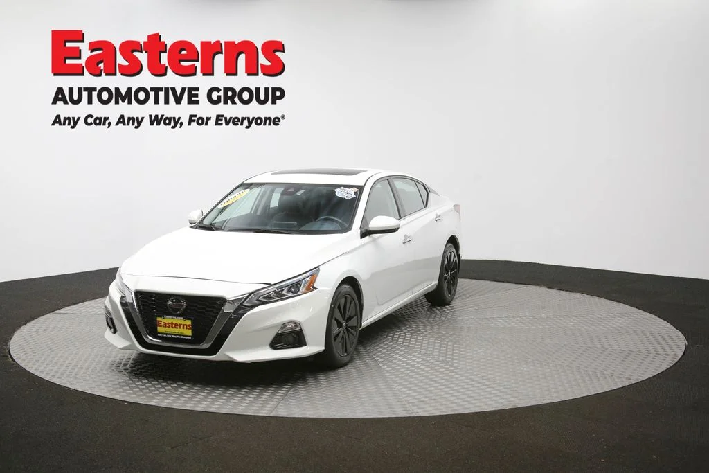 Used 2022 White Nissan 2.5 SL image 54