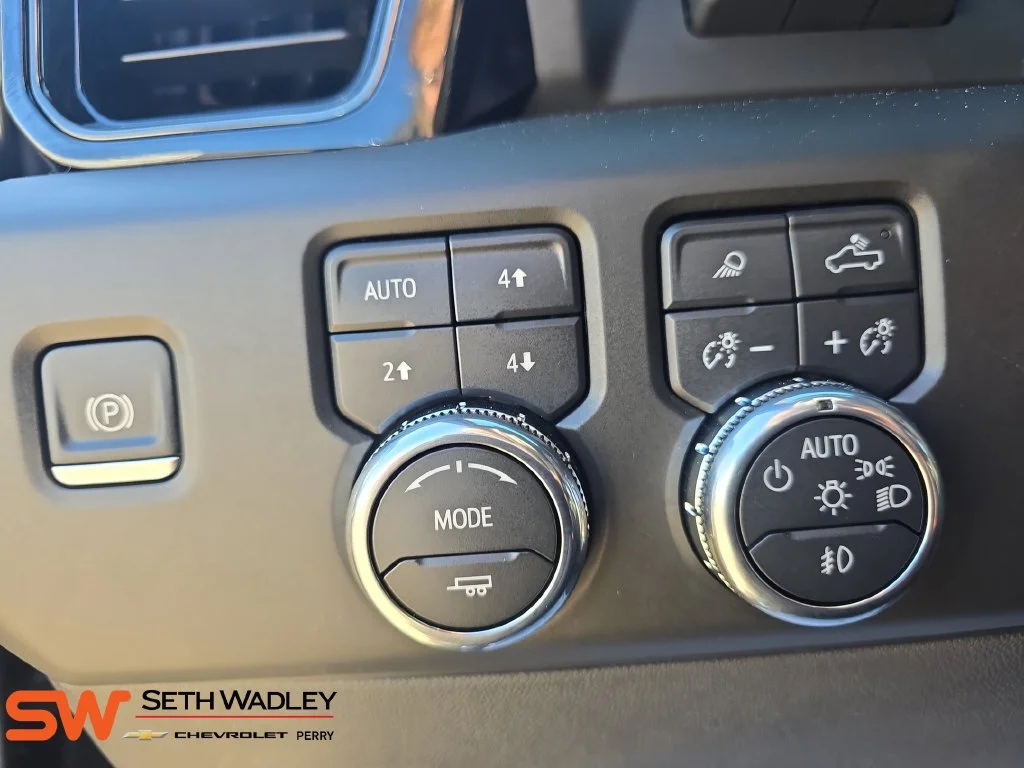 Used 2025 Onyx Black GMC AT4 image 26