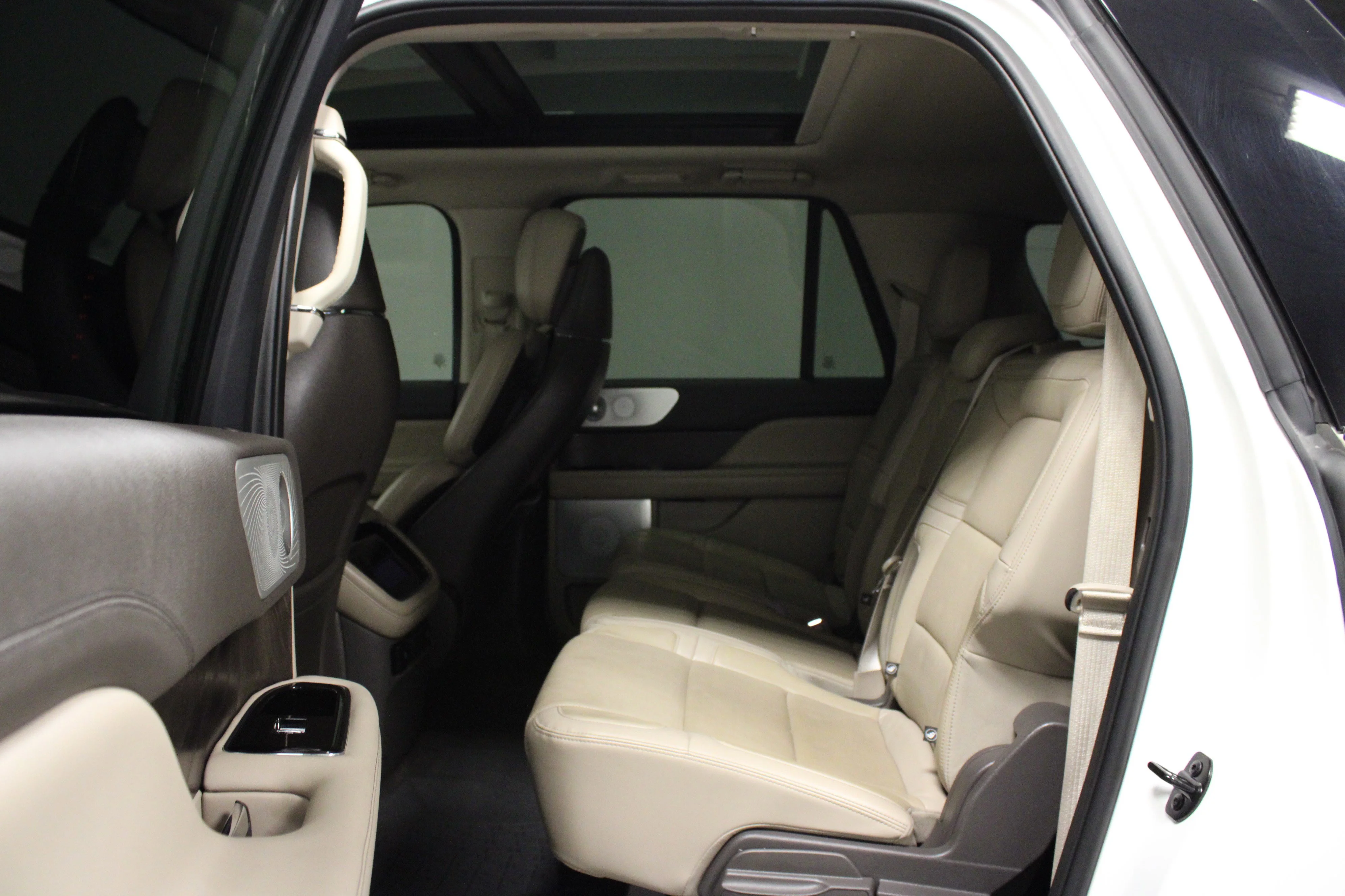 Used 2023 White Metallic Lincoln Reserve image 13