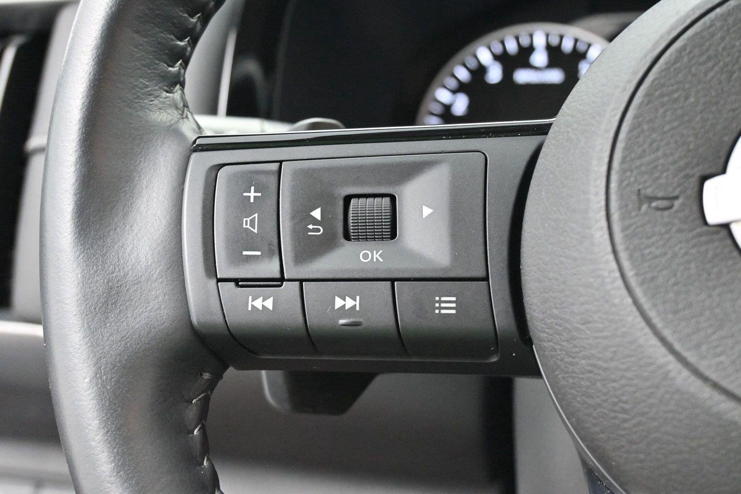 Used 2022 Green Nissan SL image 19