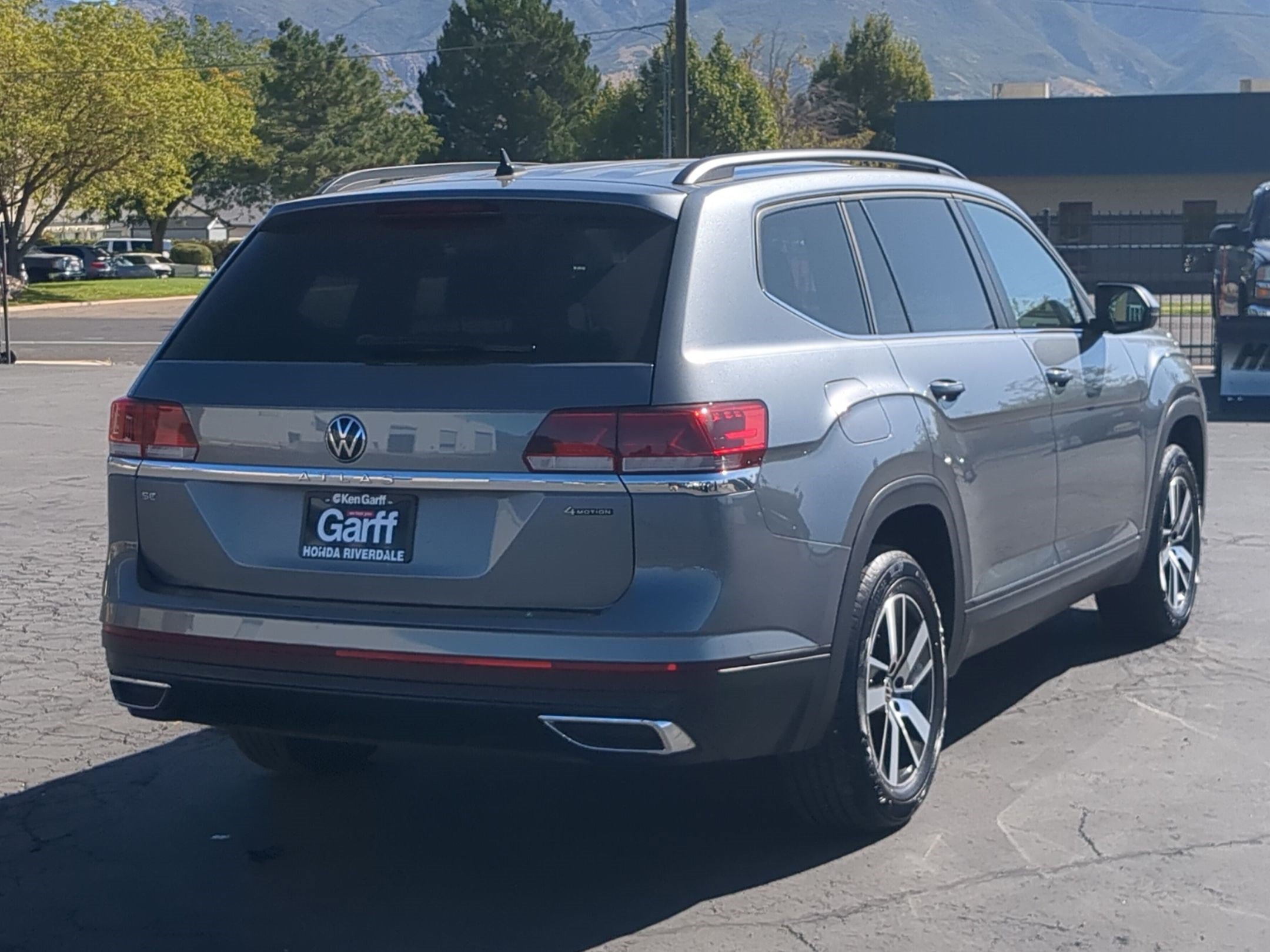 Used 2023 Platinum Gray Metallic Volkswagen 2.0T SE image 3
