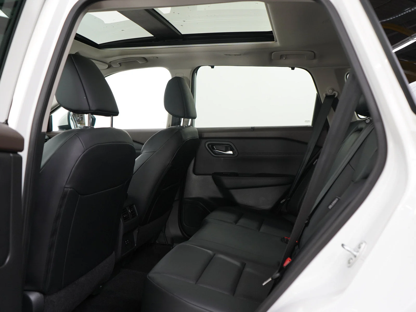 Used 2023 Pearl White Tricoat Nissan SV image 18